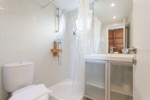 Badewanne, Haartrockner, Handtücher, Shampoo