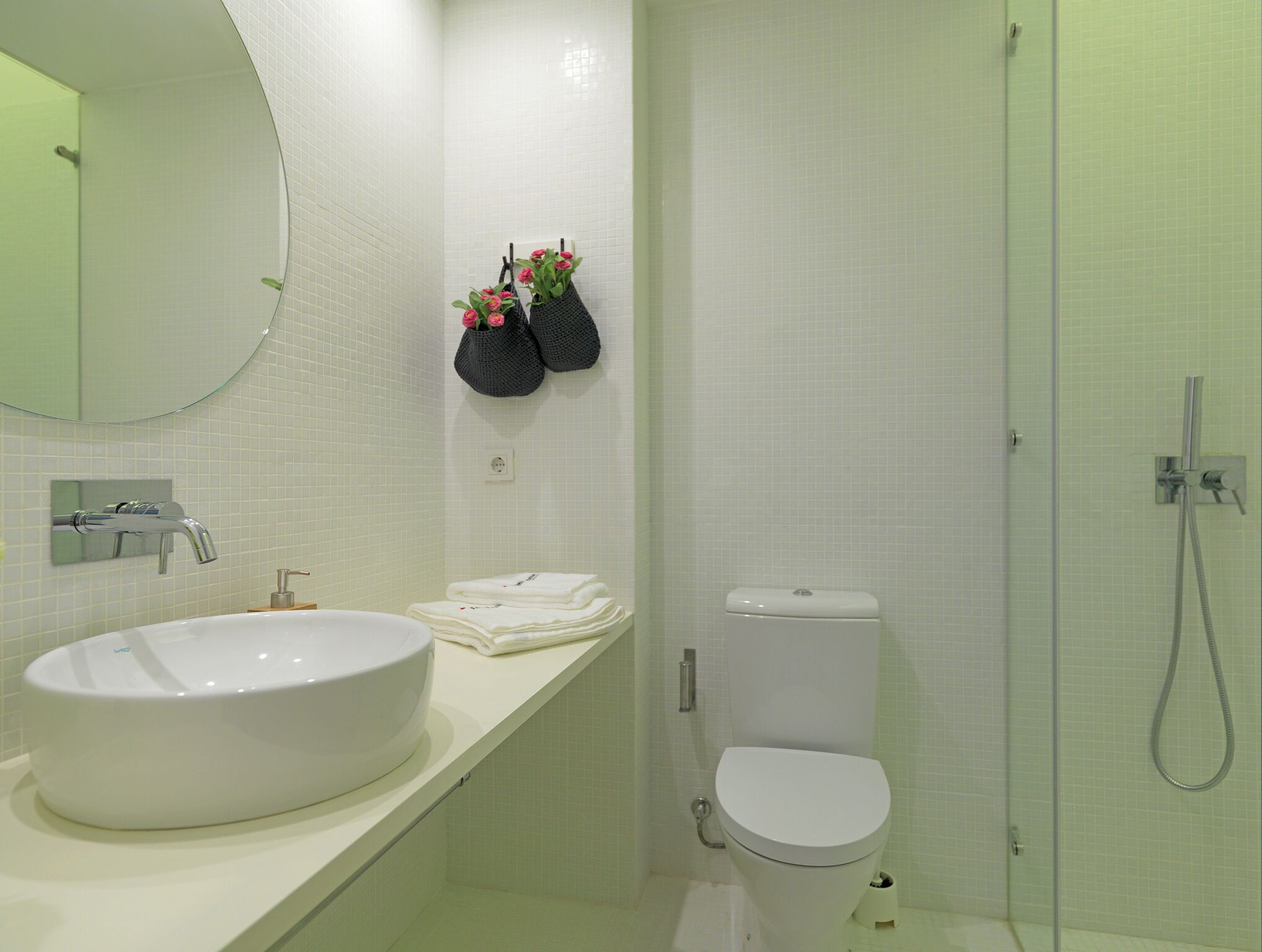 Regadera, secadora de cabello, toallas 