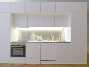 冷蔵庫、電子レンジ、オーブン、食器洗い機