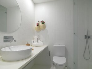 Shower, hair dryer, towels - FLH Porto Portuguese Tiles (Oporto)