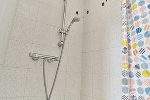 Dusche, Haartrockner, Bidet, Handtücher