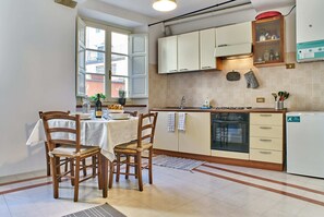 Fridge, oven, stovetop, electric kettle - Bilocale Torre Guinigi (Lucca)