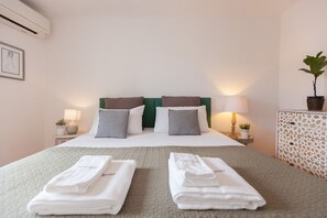 3 slaapkamers, een strijkplank/strijkijzer, gratis wifi, beddengoed