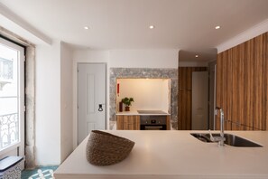 Jääkaappi, mikroaaltouuni, uuni, astianpesukone