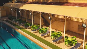 Piscine extérieure, parasols de plage, chaises longues