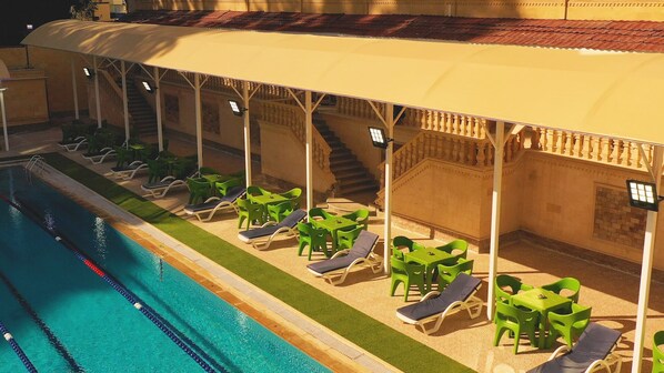 Piscina externa, guarda-sóis, espreguiçadeiras