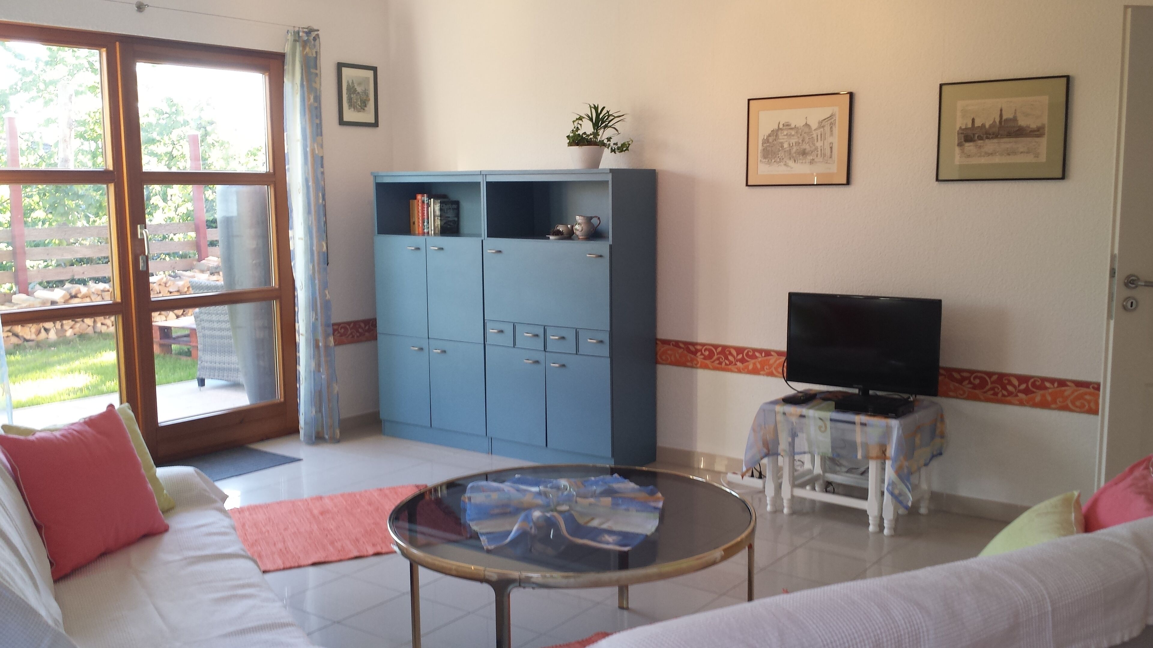 Fernseher, Kamin, DVD-Player, Bücher