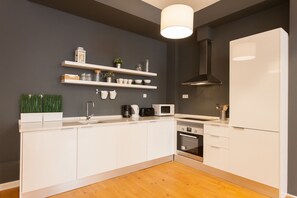 Kjøleskap, mikrobølgeovn, ovn og oppvaskmaskin