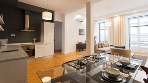 Una cocina moderna con zona de comedor.