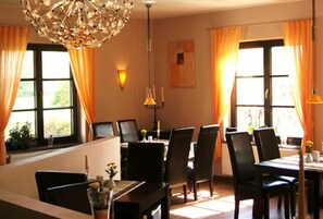 朝食 (ビュッフェ)、毎日提供 (無料)