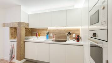 Jääkaappi, mikroaaltouuni, uuni, astianpesukone