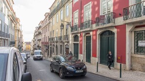 A street with parked cars and buildings. - FLH Baixa Modern Place (Lisbon)