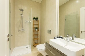 Dusj, hårføner, håndklær og sjampo