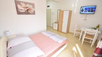 1 bedroom, iron/ironing board, WiFi, bed sheets