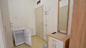 A small room with a wooden cabinet, a mirror, and a coat rack. - Apartment for 2 guests with sea view in Herceg Novi (Meljine)