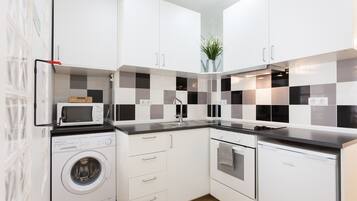 Kühlschrank, Mikrowelle, Ofen, Wasserkocher mit Kaffee-/Teezubehör