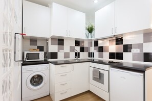 Refrigerador, microondas, horno y cafetera y tetera 