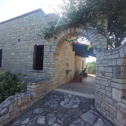 VILLA LIANA,countryside,private pool,tennis court, ping pong, wifi, free parking