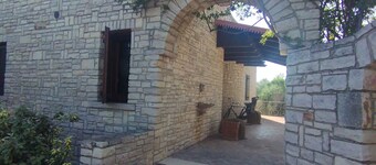 VILLA LIANA,countryside,private pool,tennis court, ping pong, wifi, free parking
