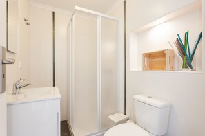 Dusj, hårføner og håndklær