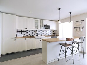 Fridge, microwave, oven, dishwasher - FLH Porto Trindade Cozy Flat (Oporto)