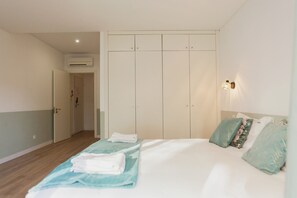 Une chambre à coucher avec un lit, une armoire et un couloir.