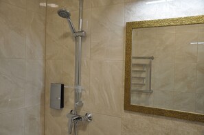 Serviettes fournies, savon, shampooing, papier de toilette