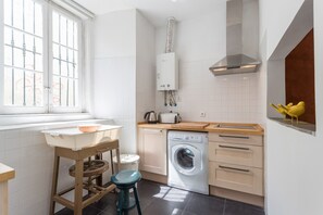 Kühlschrank, Mikrowelle, Wasserkocher mit Kaffee-/Teezubehör, Toaster