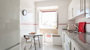 Refrigerador, microondas, horno y cafetera y tetera