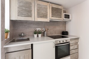 Refrigerador, microondas, horno y cafetera y tetera 