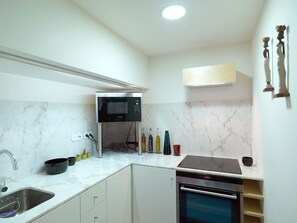Fridge, microwave, oven, coffee/tea maker