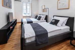 2 quartos, ferros/tábuas de passar roupa, berço de viagem