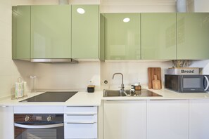 Fridge, microwave, dishwasher, coffee/tea maker