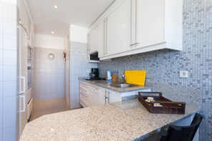 Kylskåp, mikrovågsugn, ugn och diskmaskin