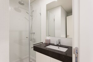 Badewanne, Haartrockner, Handtücher, Shampoo