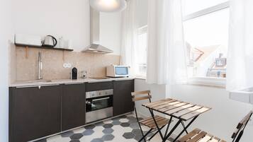 Een koelkast, een microgolfoven, een oven