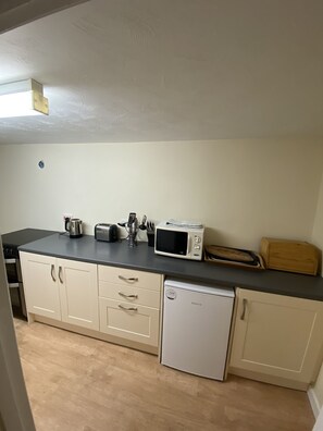 ثلاجة صغيرة، ميكروويف، غلّاية كهربائية، مستلزمات طهي/أطباق/أوعية