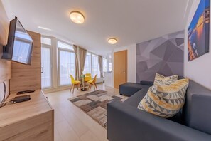 Familien-Suite | Zimmersafe, Schreibtisch, Verdunkelungsvorhänge, kostenlose Babybetten