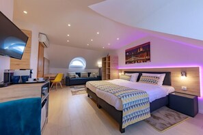 Habitació triple executiva (Sofa) | Caixa forta a l'habitació, escriptori i cortines opaques 