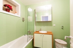 Bañera, secador de pelo, toallas