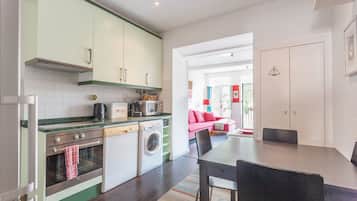 Een koelkast, een magnetron, een oven, een vaatwasser