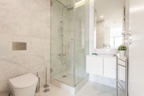 Bañera, secador de pelo y toallas