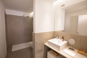 Shower, hair dryer, towels, shampoo