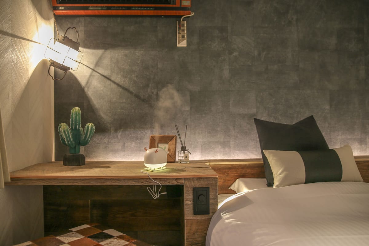 Decoración personalizada, muebles diferentes, escritorio y wifi gratis
