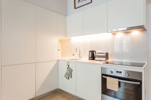 Kjøleskap, ovn, oppvaskmaskin og kaffetrakter/tekoker