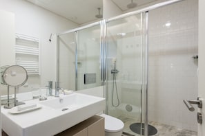 Douche, sèche-cheveux, serviettes fournies, shampoing
