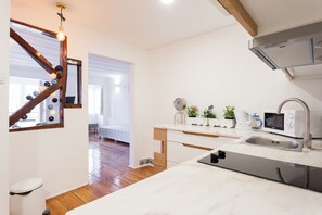 Refrigerador, microondas, horno y cafetera y tetera 