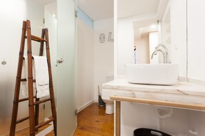 Regadera, secadora de cabello, toallas, shampoo 