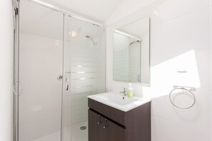 Dusche, Haartrockner, Handtücher, Shampoo