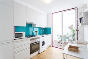 Fridge, microwave, oven, coffee/tea maker